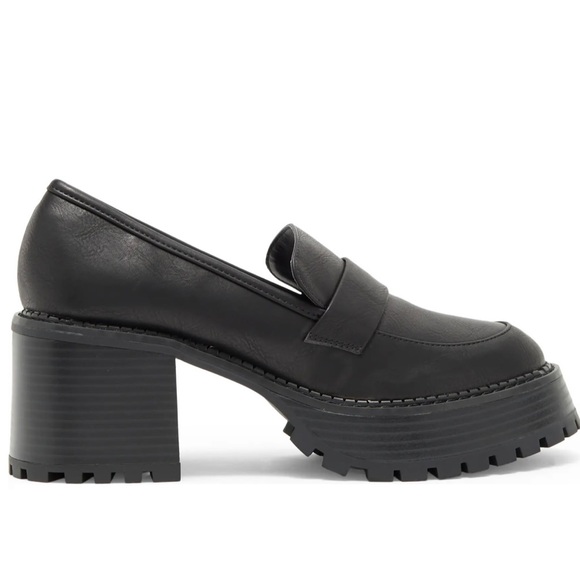 Mia - Picture 2 of 5